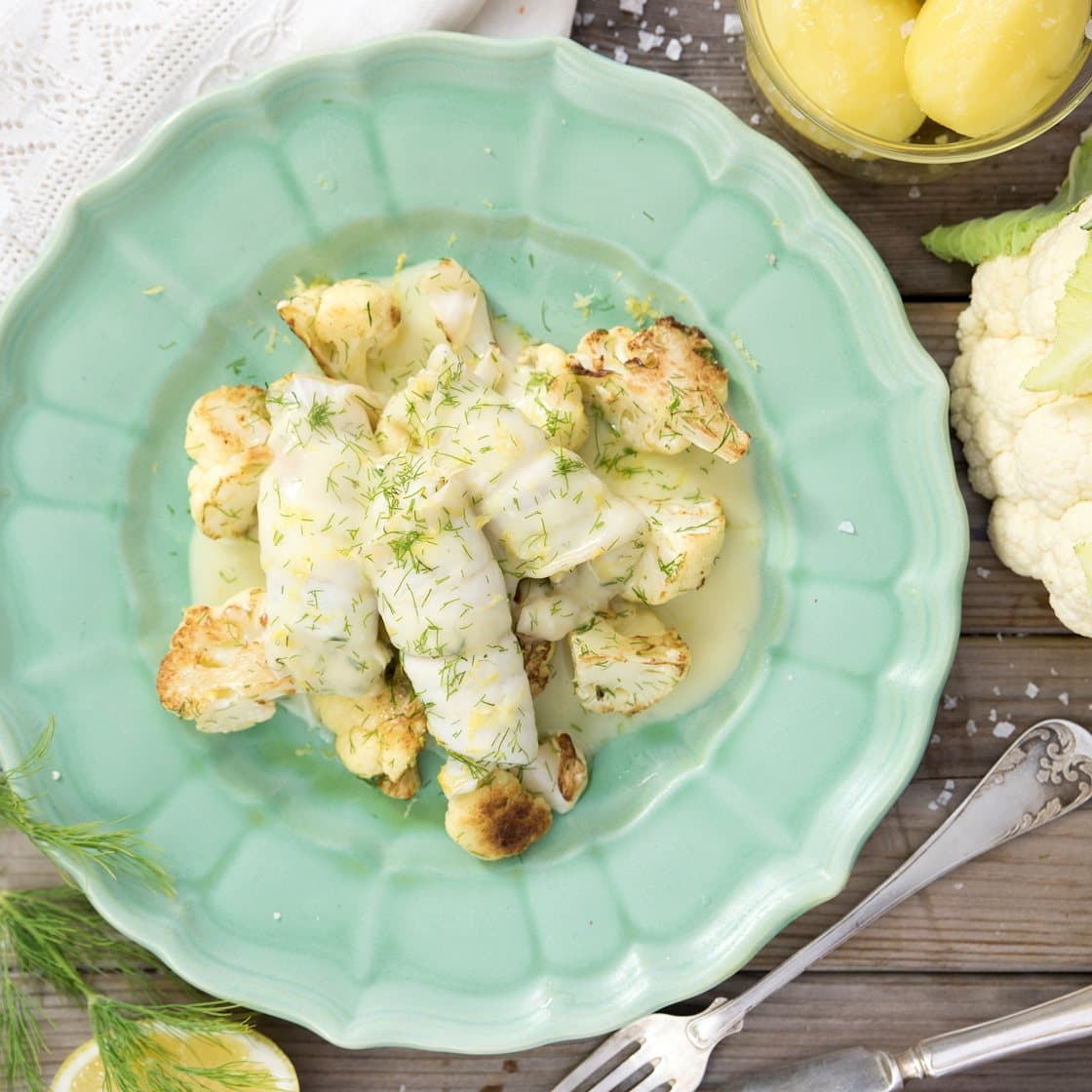 Fiskeruller med dildstegt blomkål, citronsauce og kartofler
