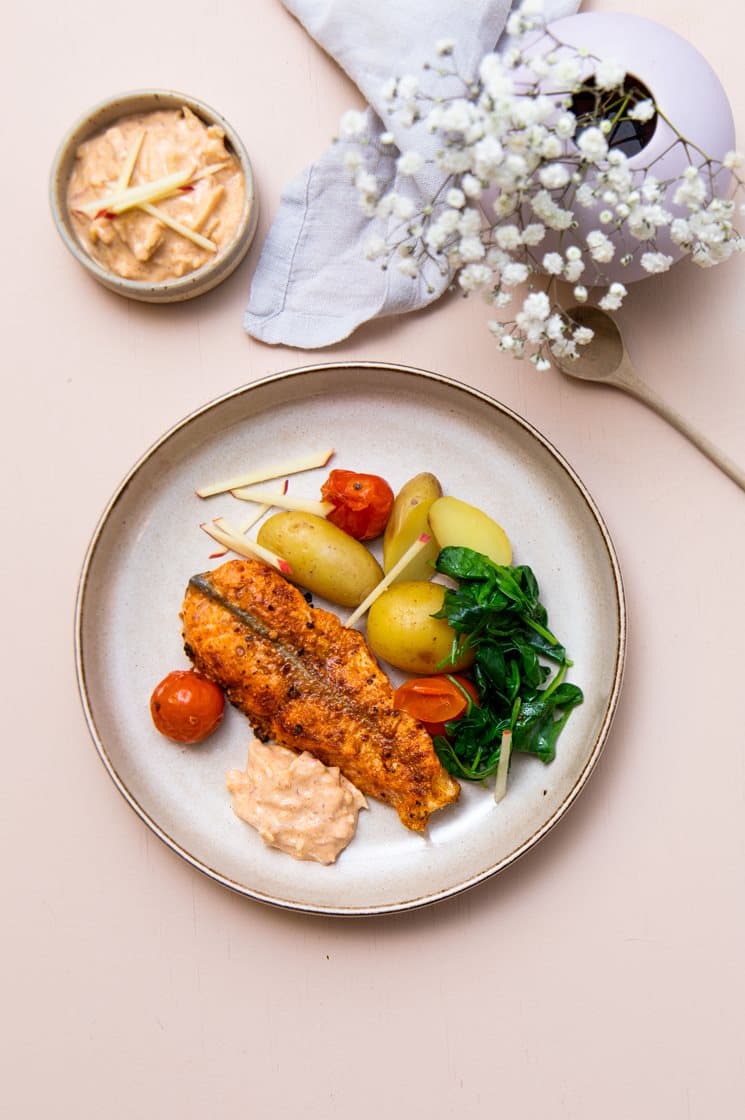 Fajitalaks med chipotledressing, stegte tomater og spinatkartofler
