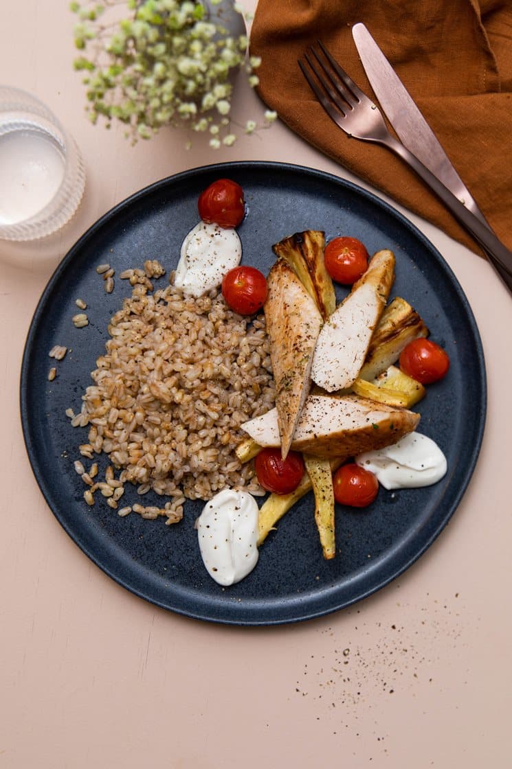 Ovnstegt kyllingebryst med ristet hvidløgsyoghurt og perlespelt