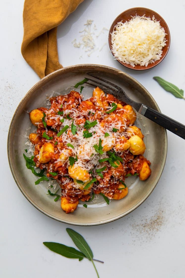 Gnocchi med ragú, salvie og parmesan