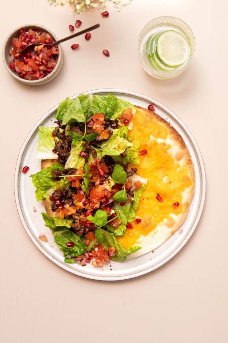 Gratinerede tortillas med oksekød og granatæblesalsa