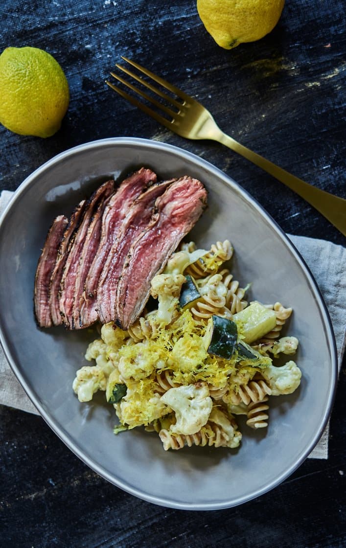 Marineret flanksteak med cremet grønt og pasta