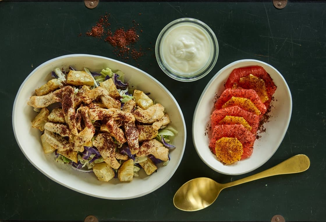 Kalkun på salat med bagt selleri, citrussalat og tahindip