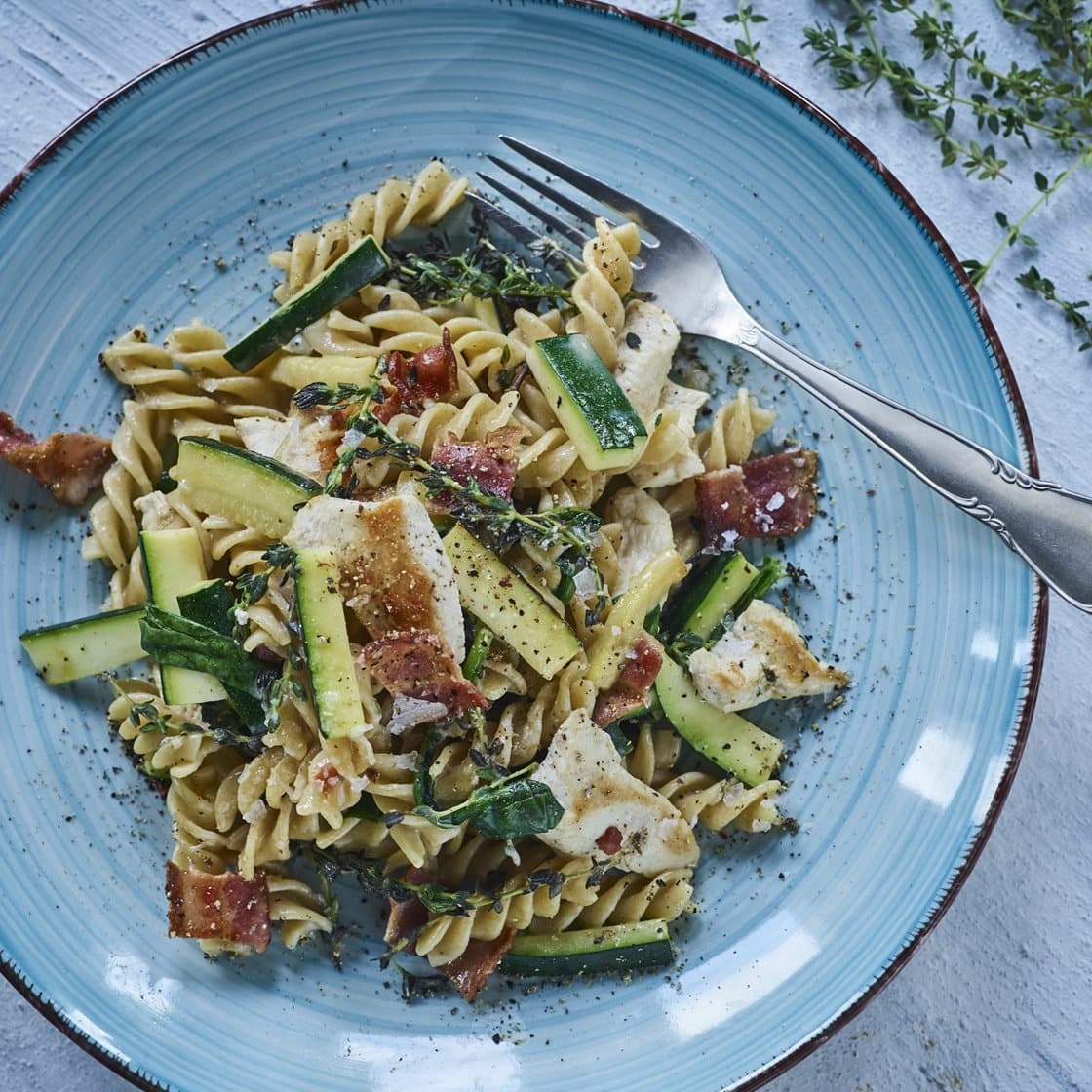Letcremet pasta med kyling, bacon, squash og spinat