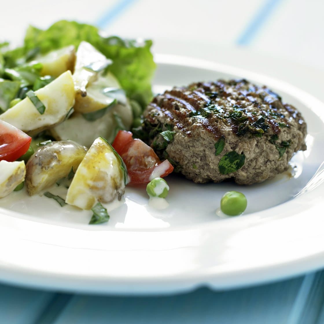 Grillede grønne hakkebøffer og salat med kartofler