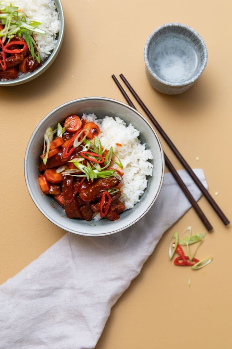 Risret med strimler af oksekød, hvidløg og chili