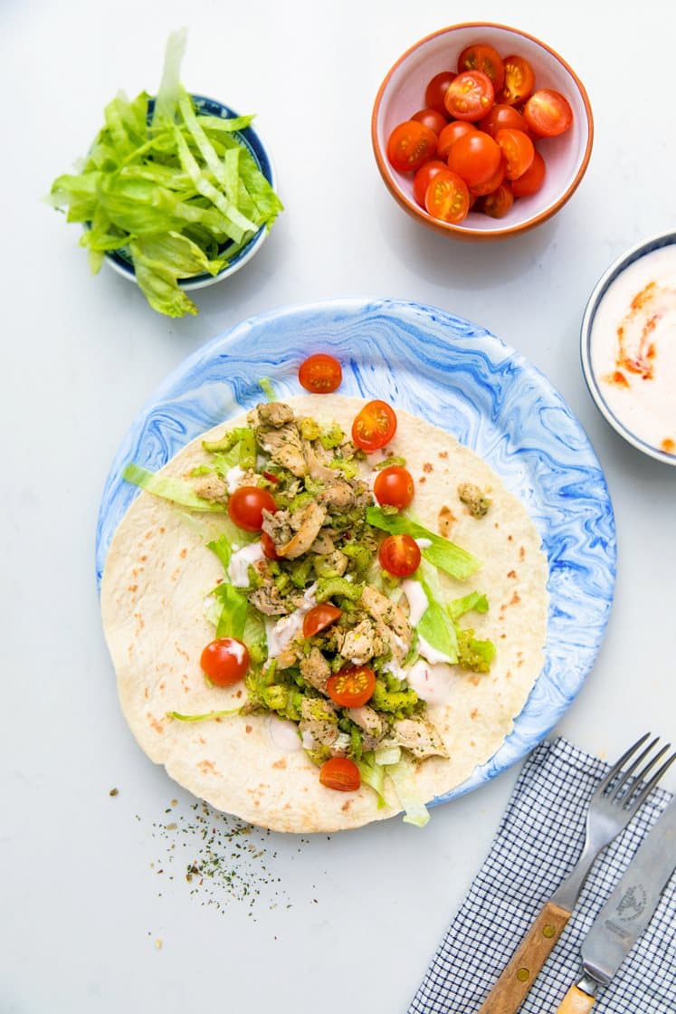 Wrap med krydret pulled chicken, salat og yoghurtdip