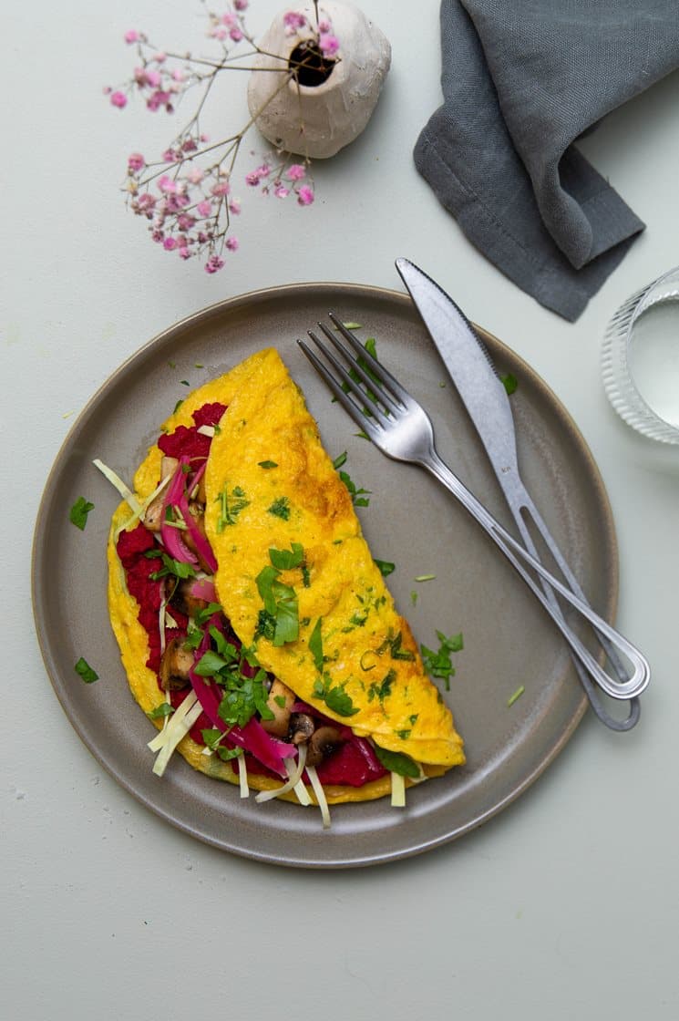 Grønne æggewraps med rødbedehummus, svampe og rødløgsrelish