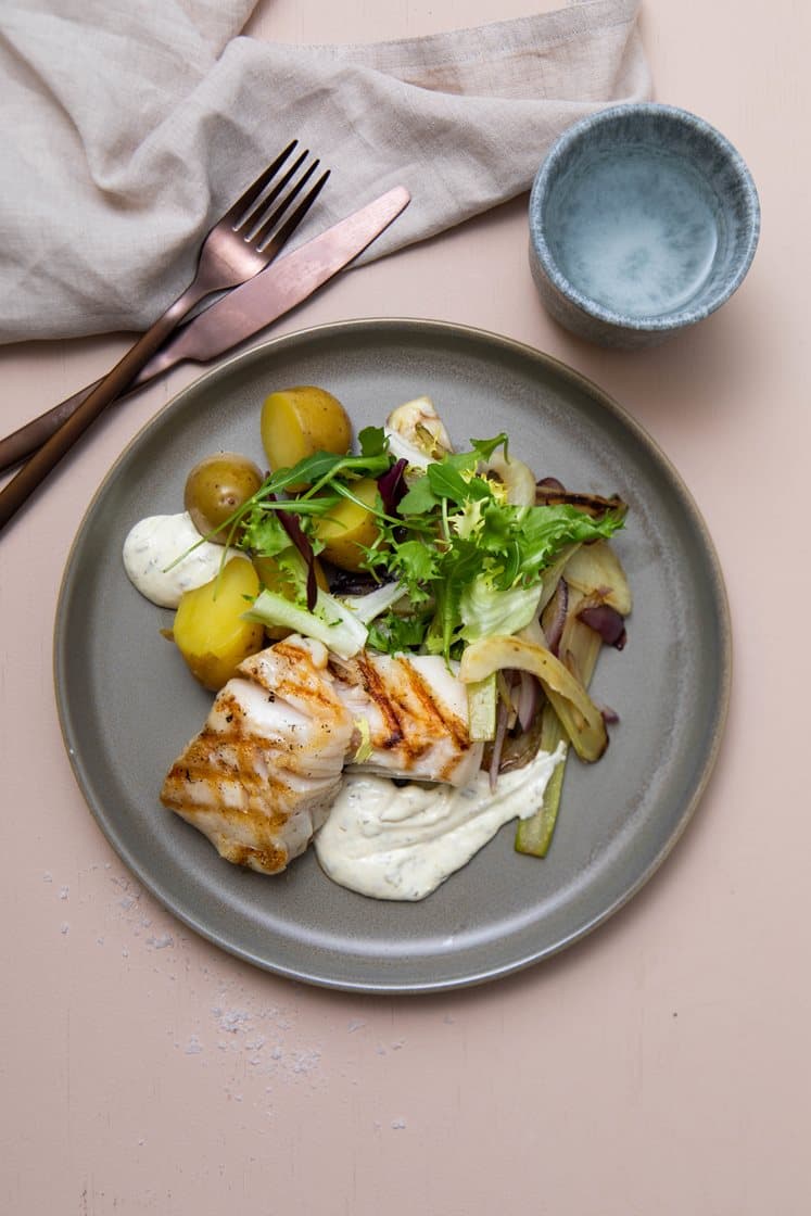Grillet kuller med estragon aioli og lun fennikelsalat