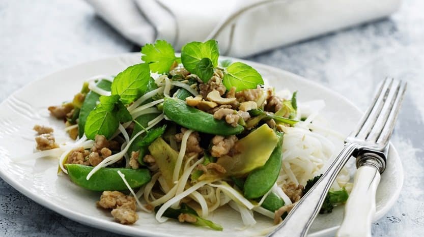 Nudelsalat med hakket kylling og grøntsager