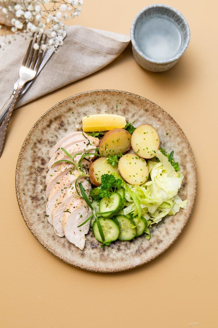 Rosmarinkylling med agurkesalat og sauce verte