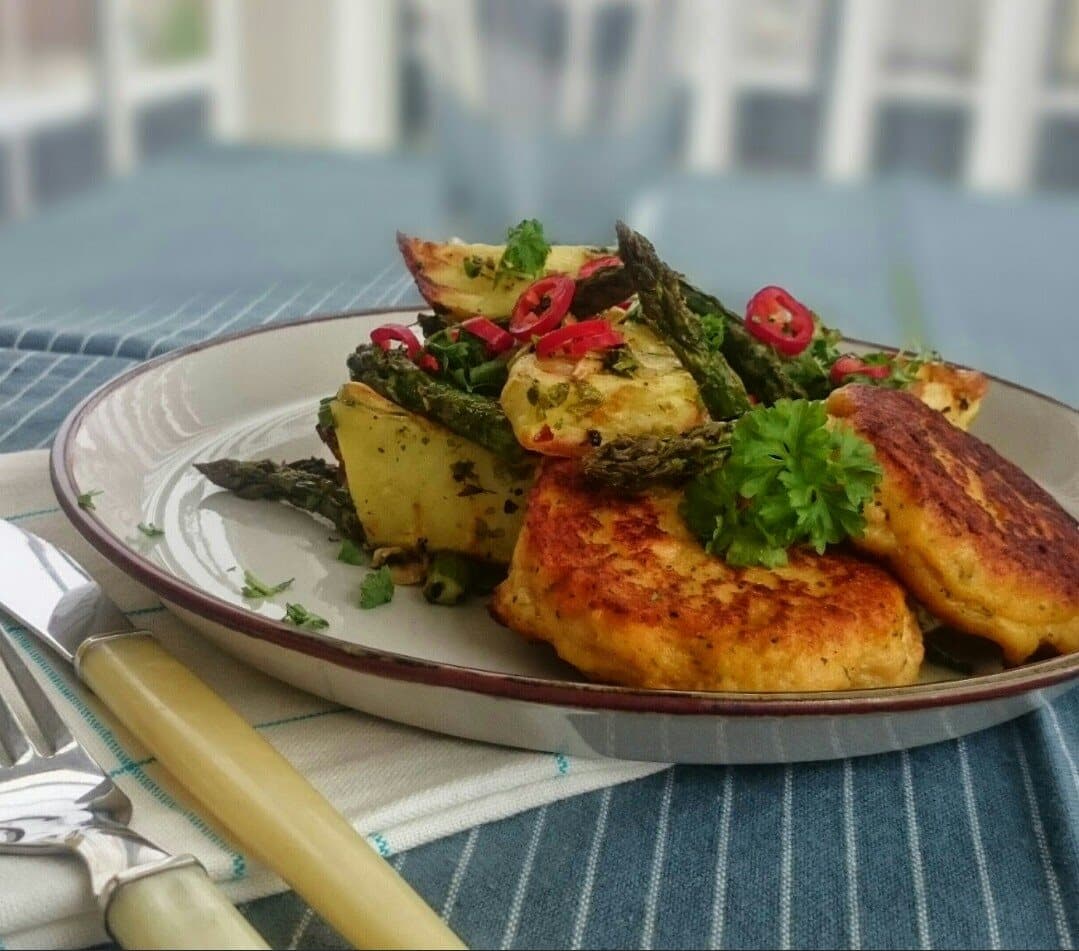 Fiskefrikadeller med laks stegte grønne asparges og kartofler