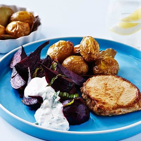 Svinekoteletter med bagte rødbeder og timiankartofler