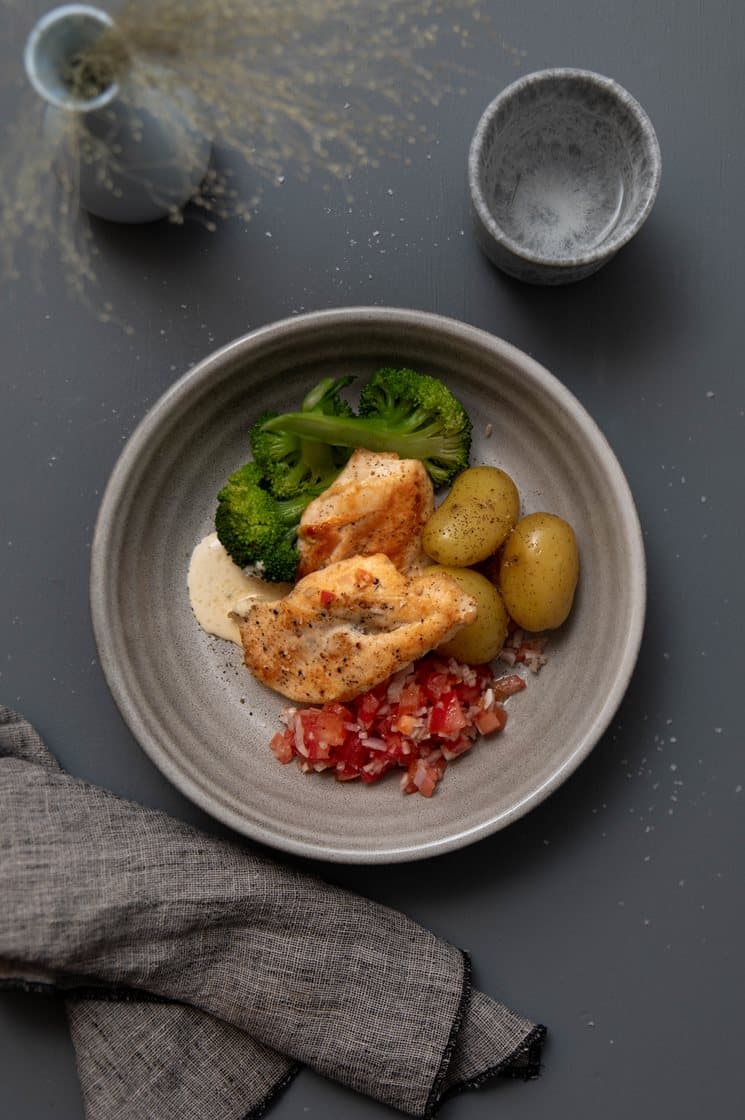 Ovnbagt kylling med sennepssauce og tomatsalat 