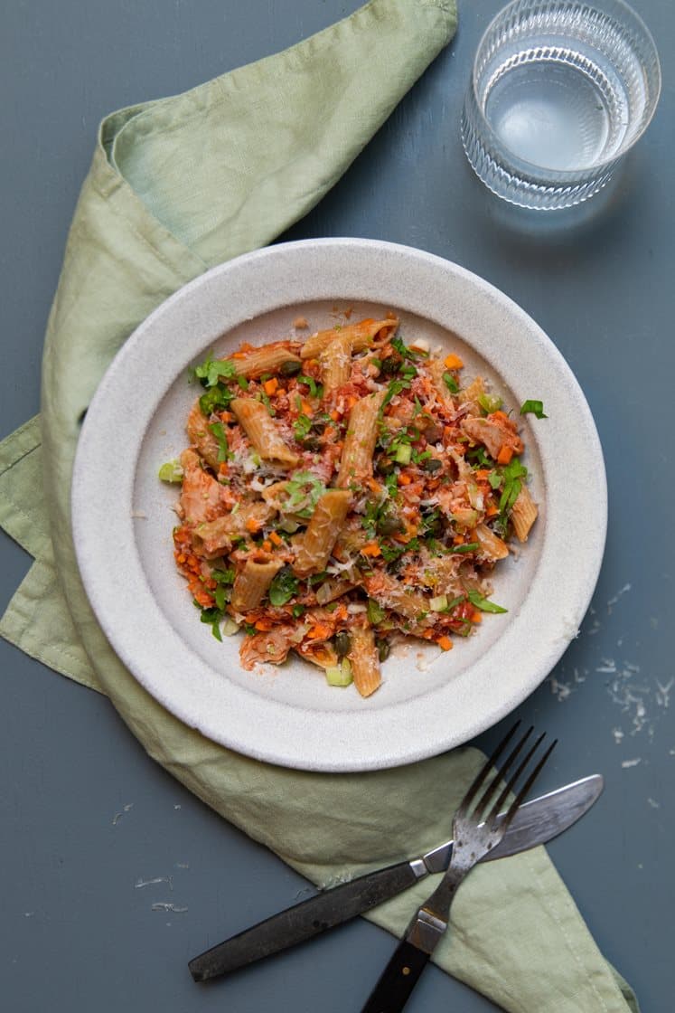 Pasta med tunsauce og parmesanflager
