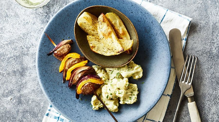 Grillspyd med oksekød, blomkål i estragonfløde og grovfritter