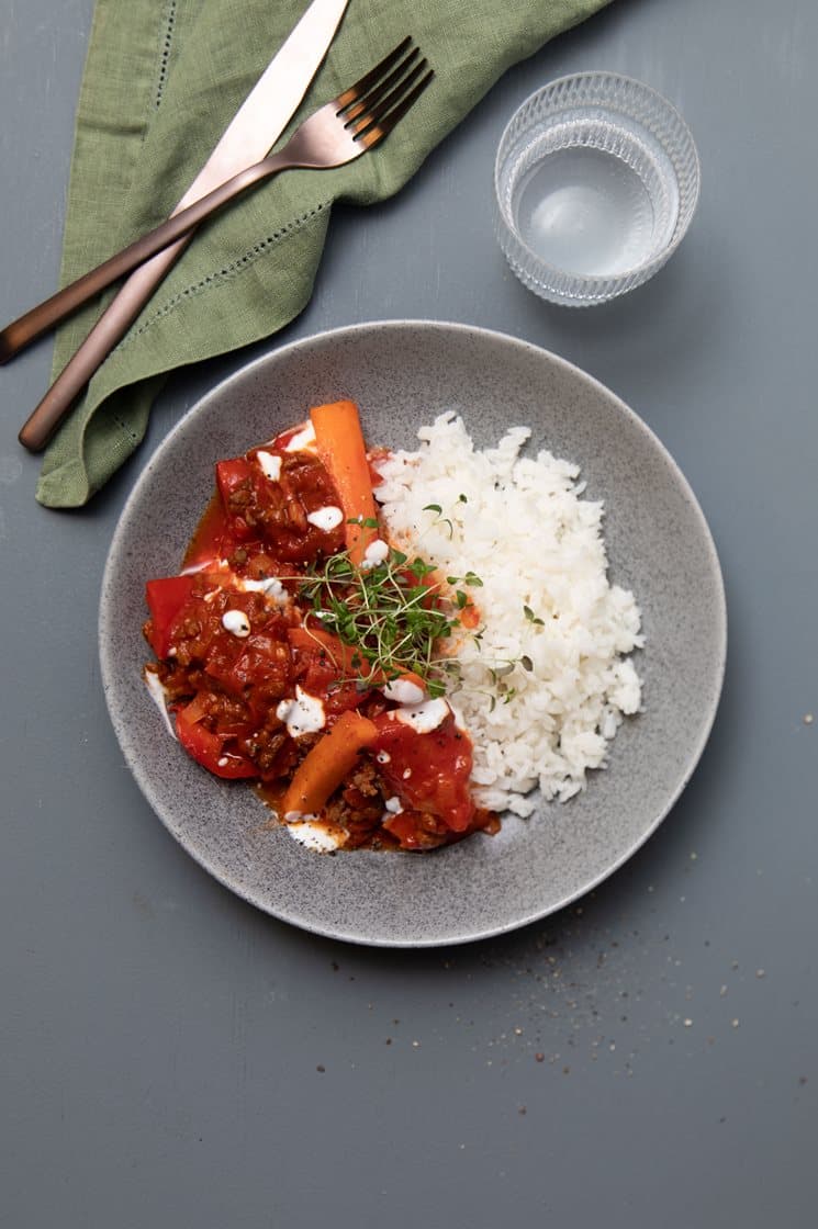 Gullaschgryde med peberfrugt, yoghurt og basmatiris