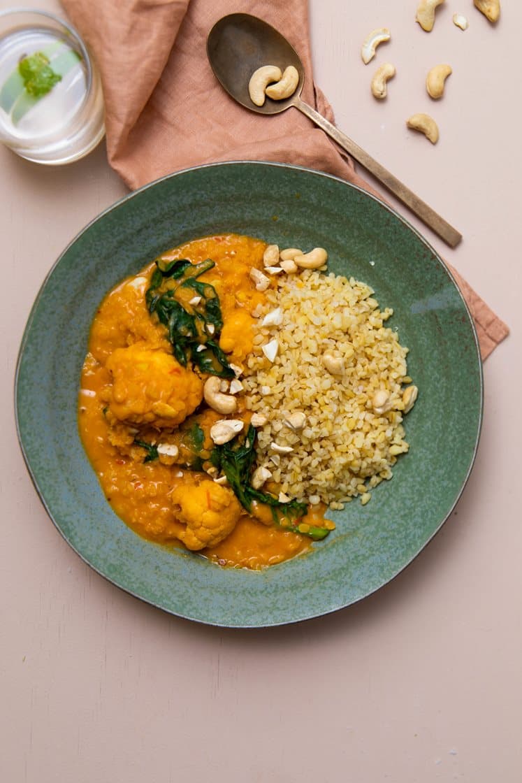 Karrygryde med cashewnødder, linser og ristet blomkål