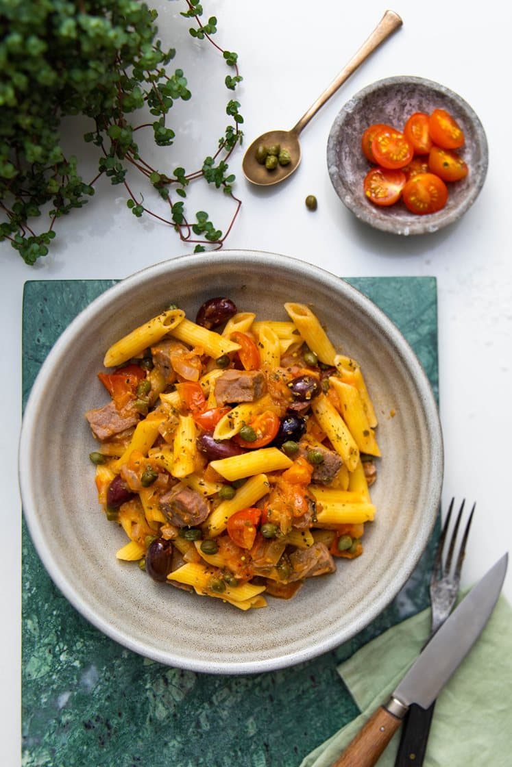 Penne i tomatsauce med oksetykkam, oliven og kapers