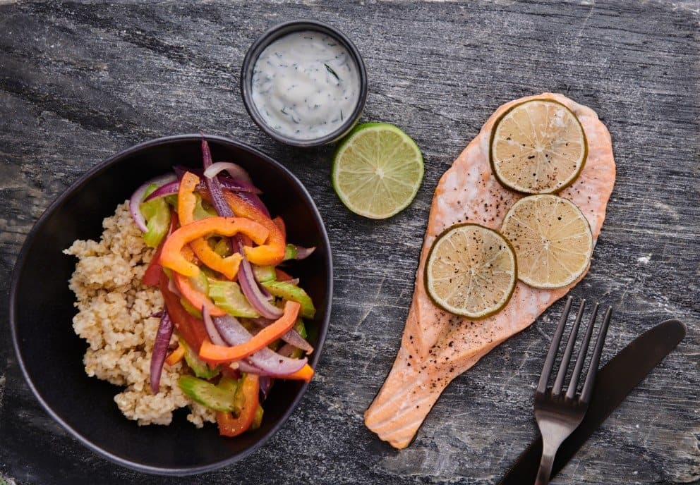 Laks med lynstegte grøntsager, bulgur og lime-dild sauce