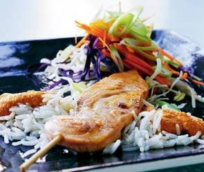 Lakse-satayspyd med råkostsalat, jordnøddesauce og ris