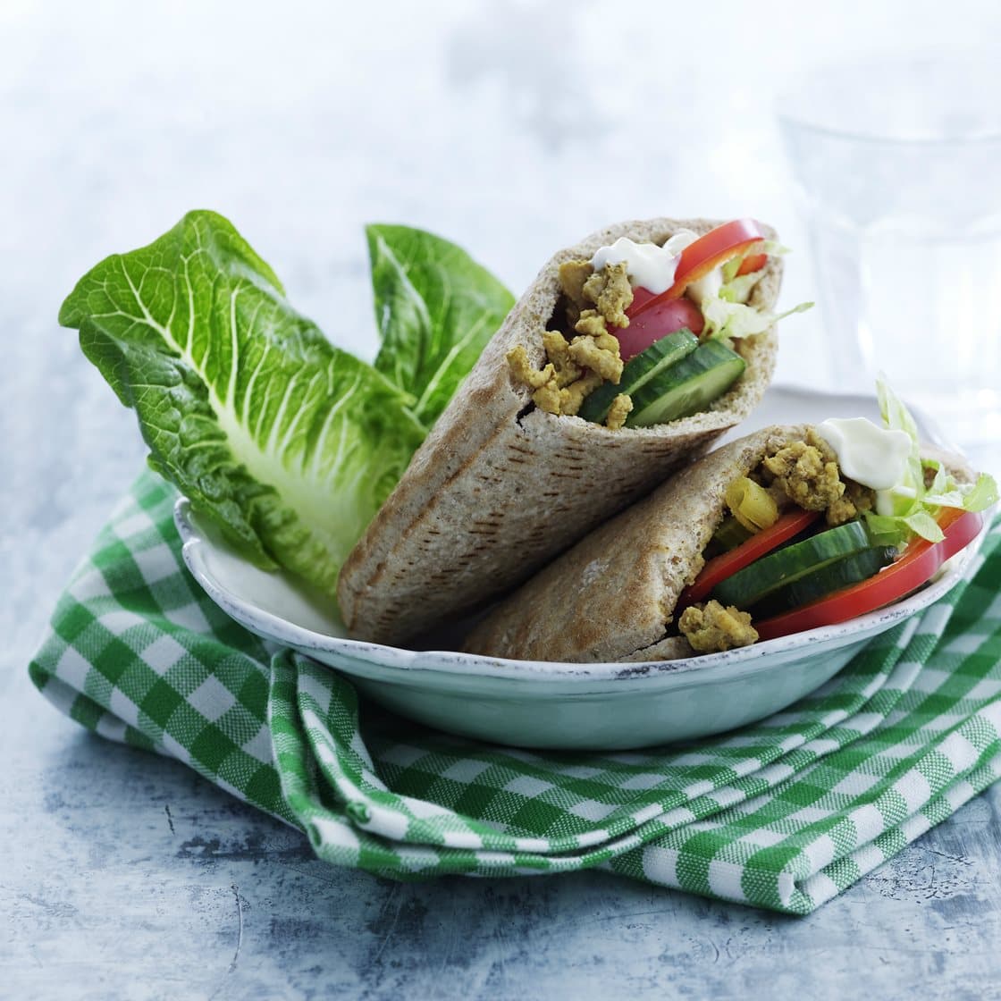 Somun pita med karry-kødfyld og friske grøntsager