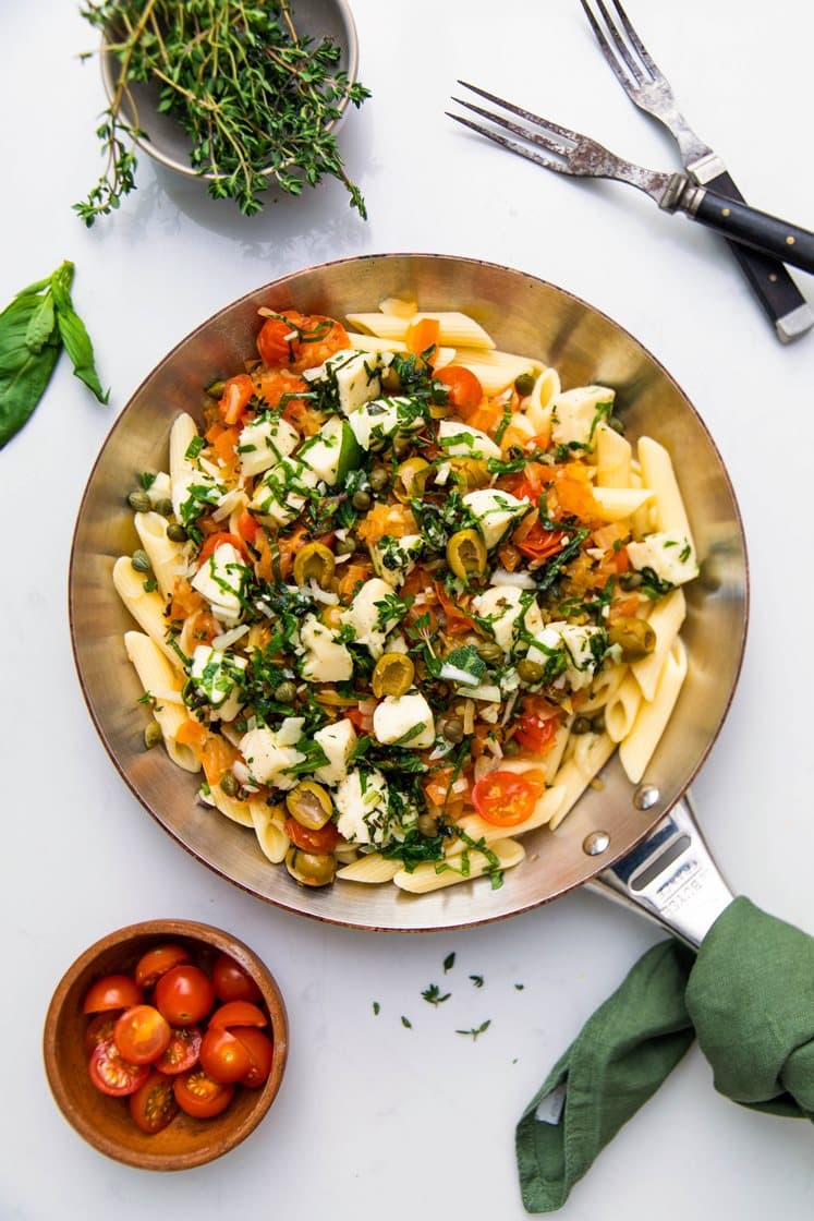 Pasta i tomatsauce med oliven og marineret mozzarella