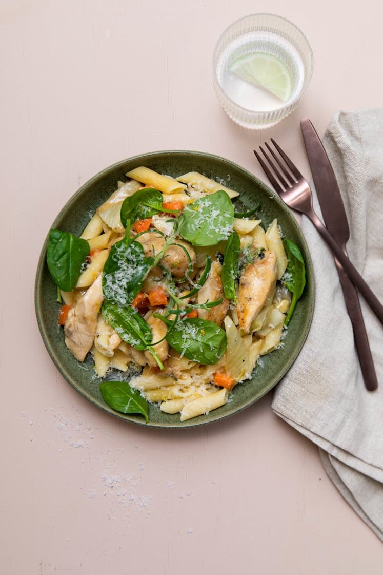Penne med kylling, parmesansauce og ristede grønsager
