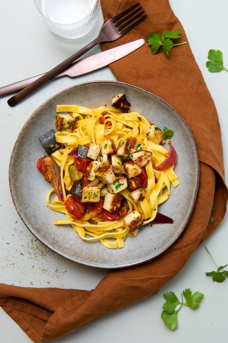 Fettuccine alle verdure med halloumigremolata