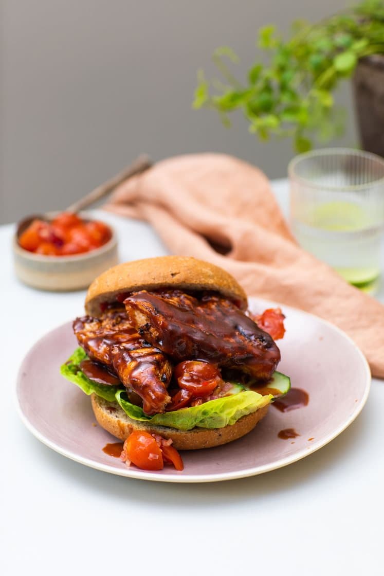 Burger med bbq kalkunschnitzel og tomatsalsa