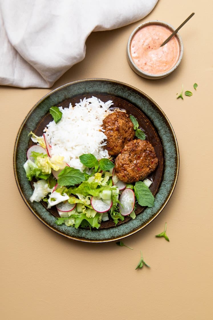Asiatiske "bøffer" med Sambal-yoghurt og syrlig salat