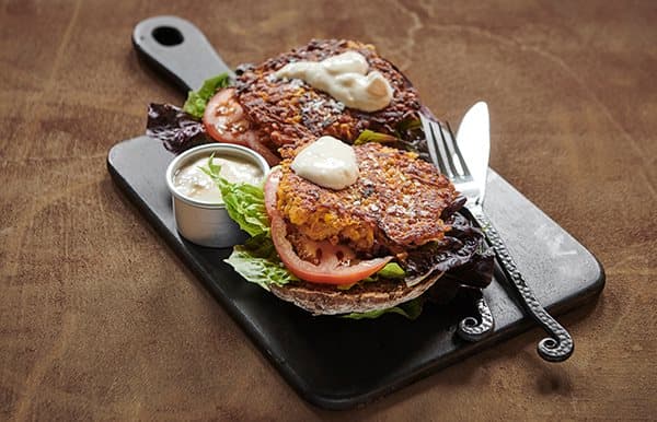 Indiske grøntsagsrösti i burgerbolle med mangodip