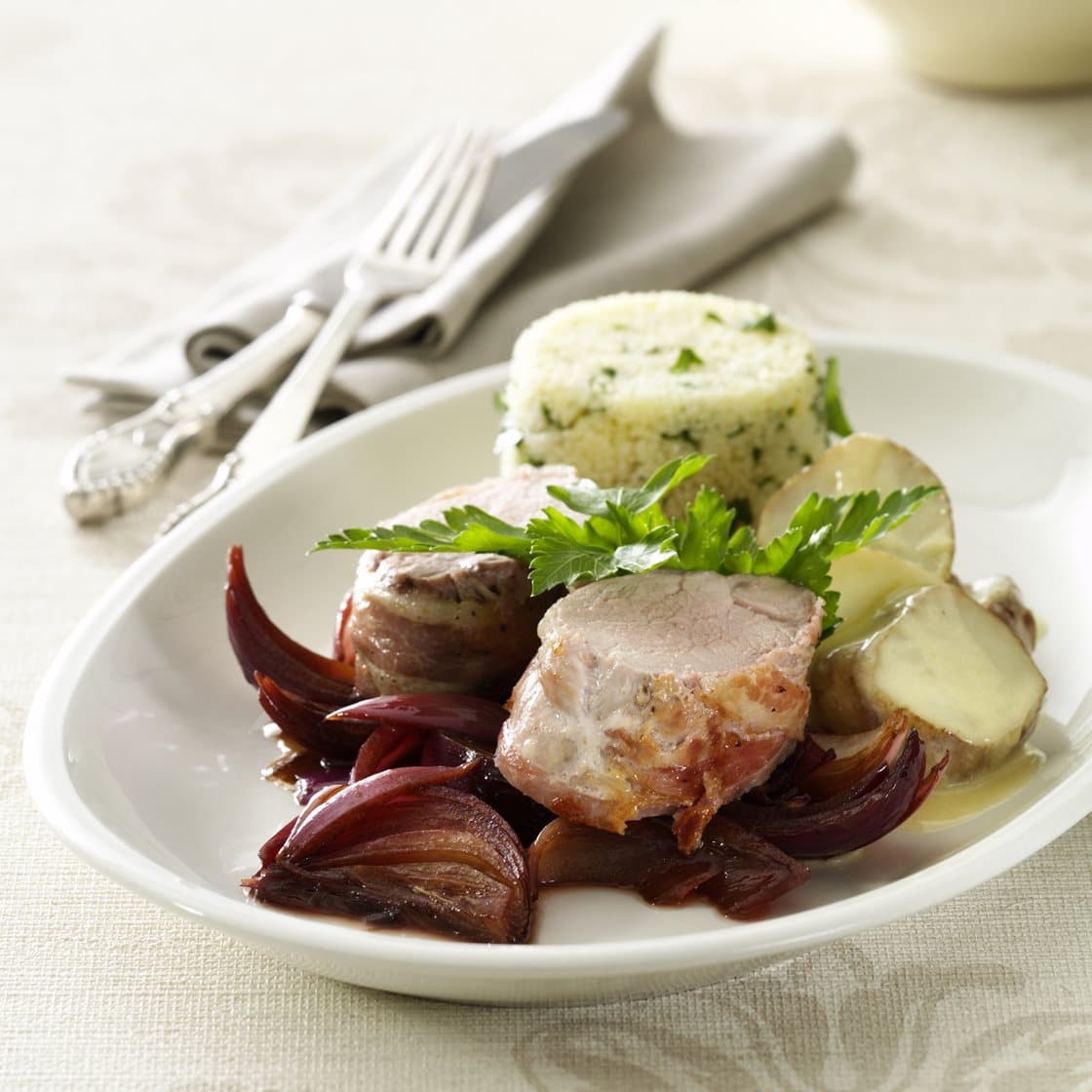 Mørbrad med glaserede rødløg og jordskokker