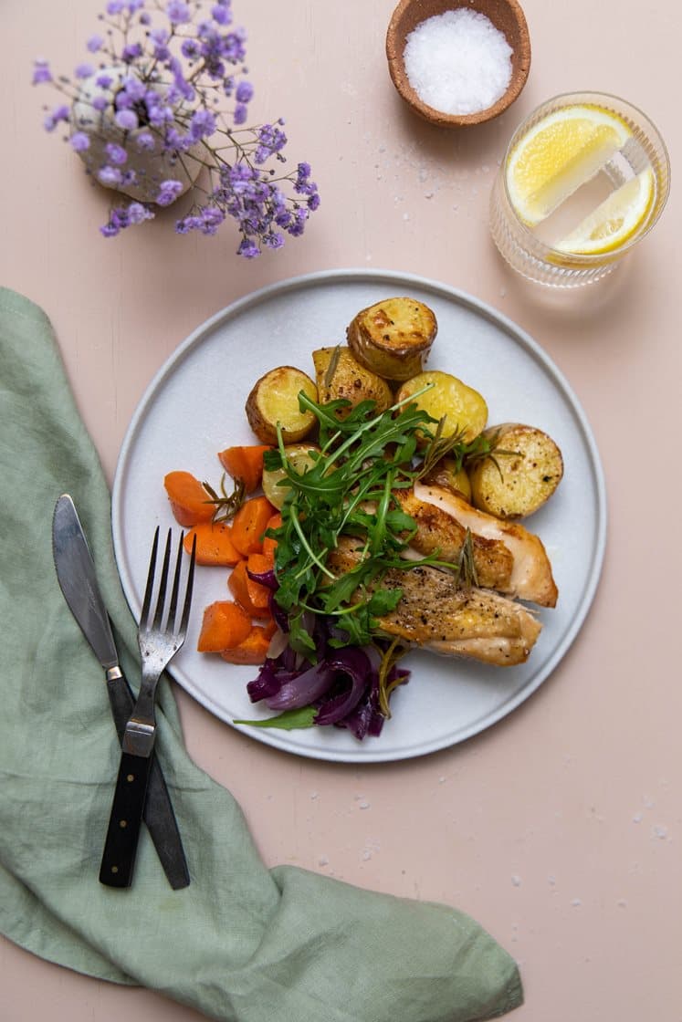 Stegt kyllingebryst med ristet gulerodscreme og rucola