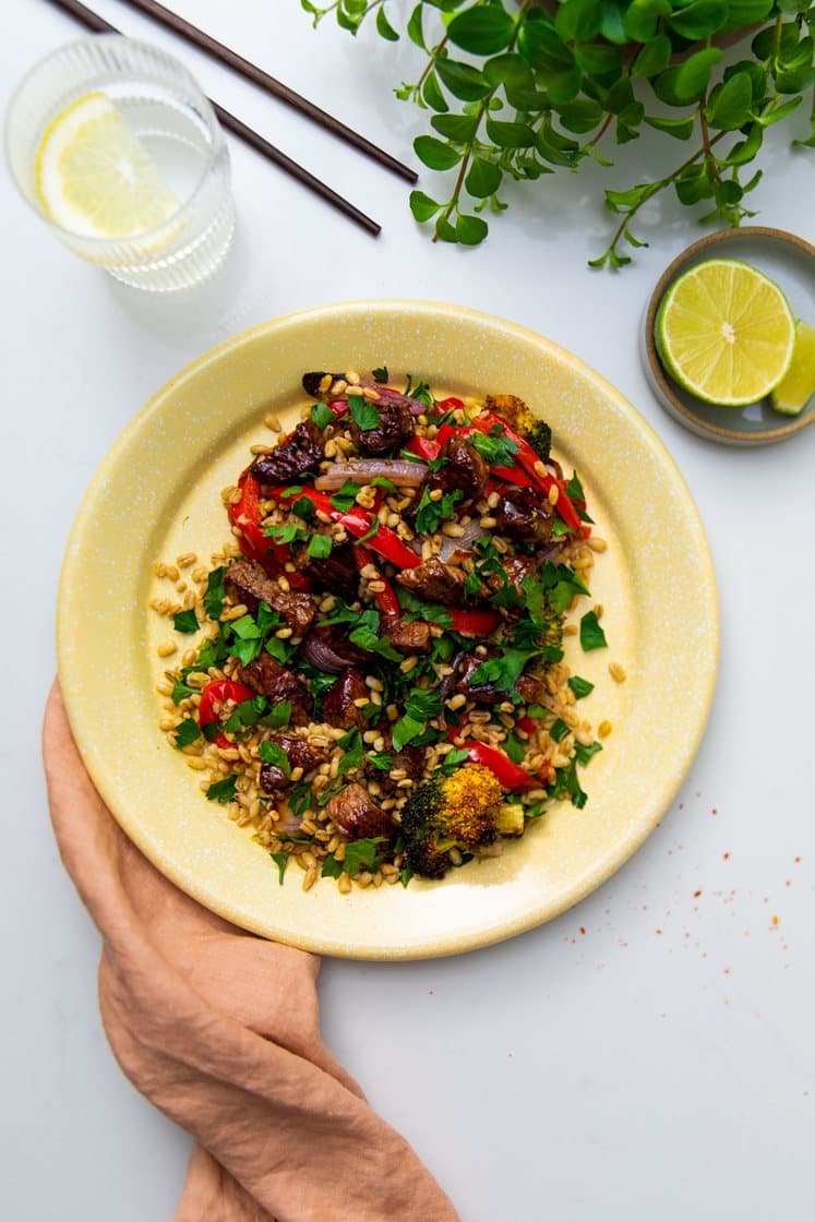 Lun salat med okse og perlespelt