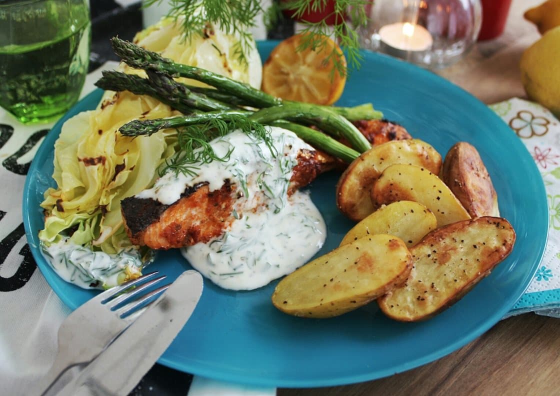 Grillet pestolaks med grillede kartofler og grønt og krydderurtedip