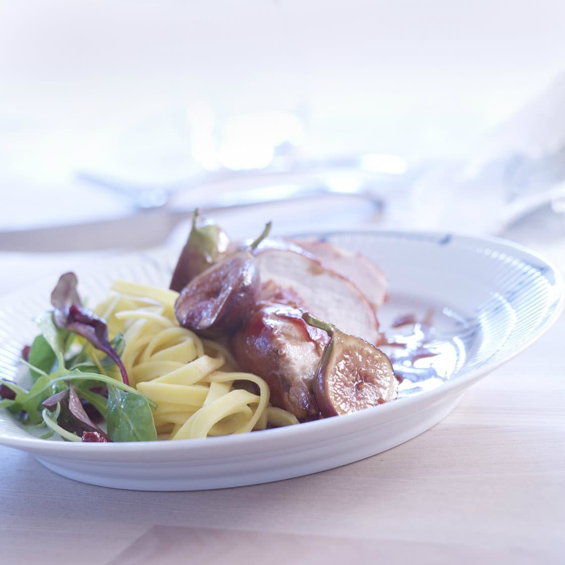 Unghanebryst i serranosvøb med stegte figner