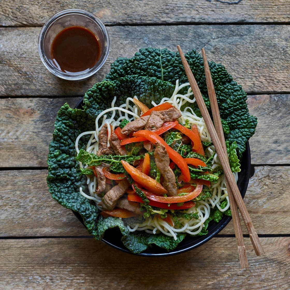 Misomarinerede wokstrimler med nudler og grønt