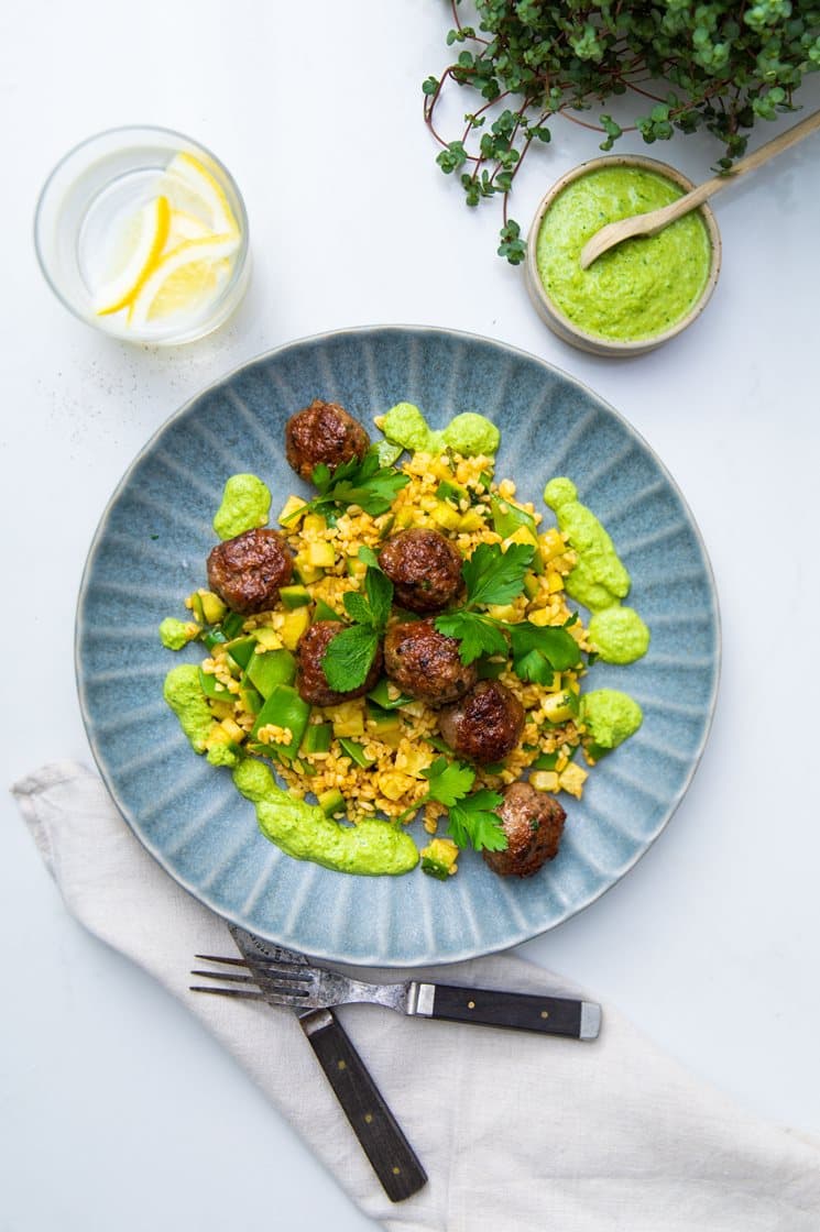 Kofta med grøn tabouleh og grøn dip