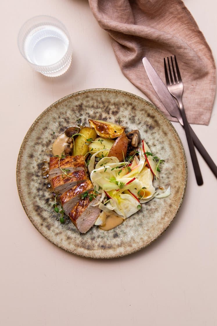Svinemedaljoner med svampesauce, ristede kartofler og æble/fennikelsalat
