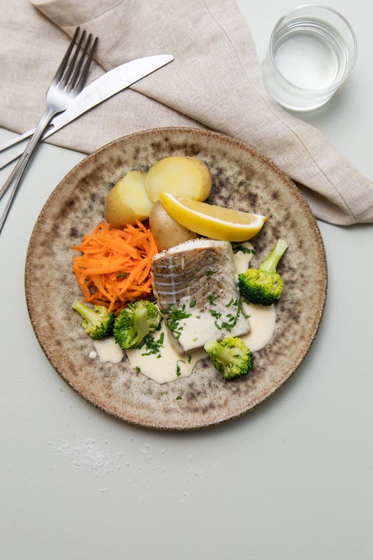 Ovnbagt mørksej med citronsauce og kartofler