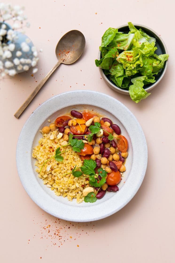 Kidneybønner i karry med cashewnødder, mango og koriander