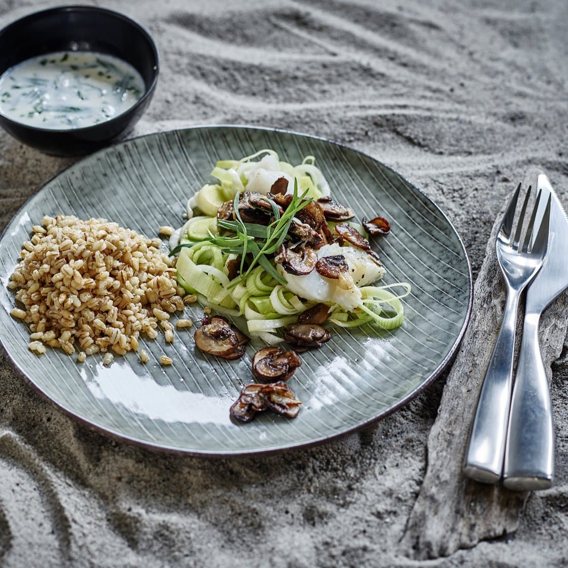 Ovnbagt hellefisk på porrer med stegte parmesan svampe og estragonsauce