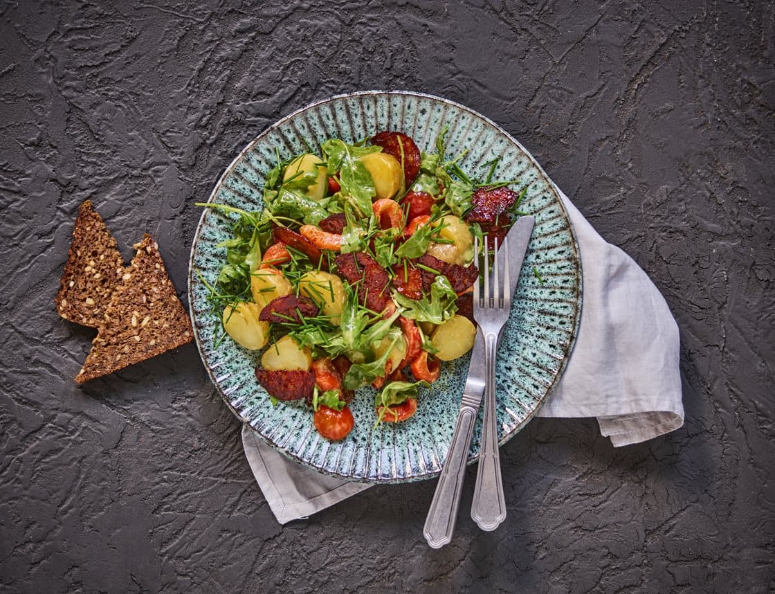 Spansk-inspireret kartoffelsalat med chorizo