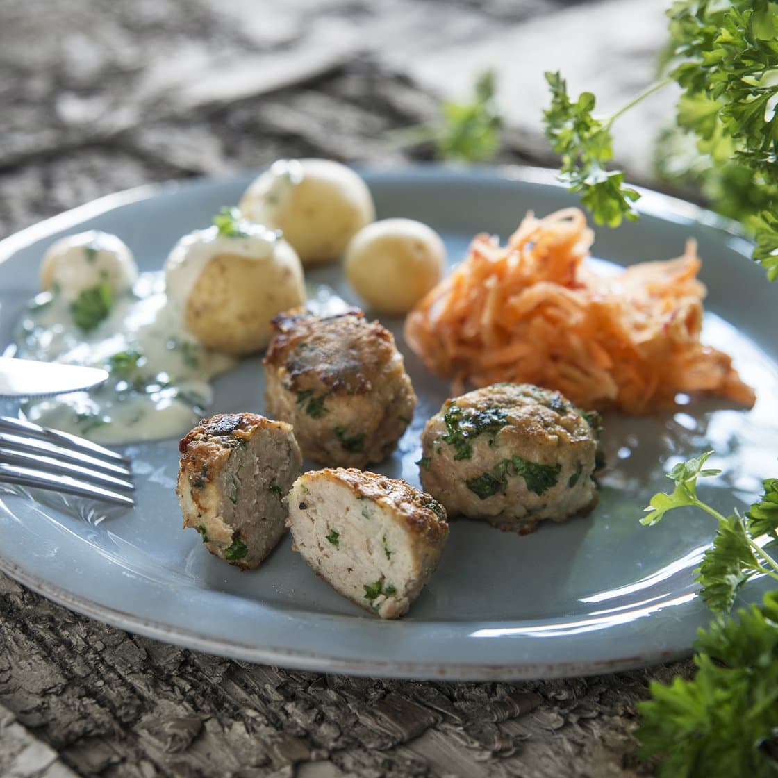 Kyllingedeller med frisk råkostsalat, kartofler og persillesovs