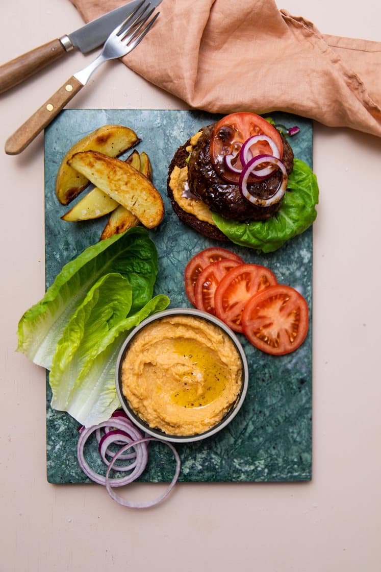 Grillet burger med hummus og ovnfritter