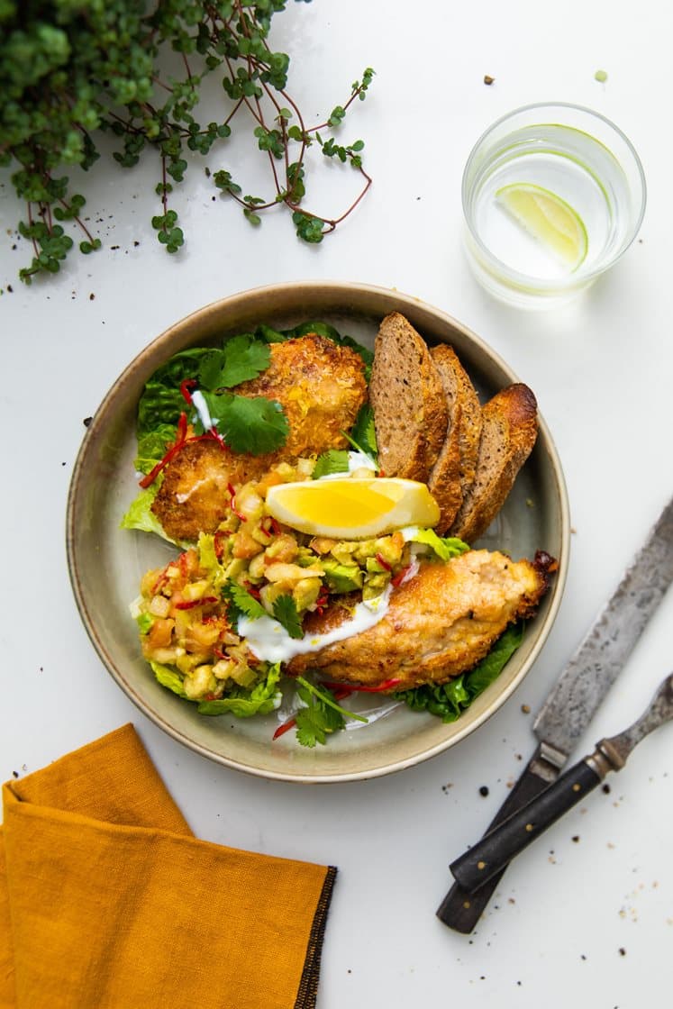 Kyllingeschnitzel med spicy tomat-guacamole og rugbrød