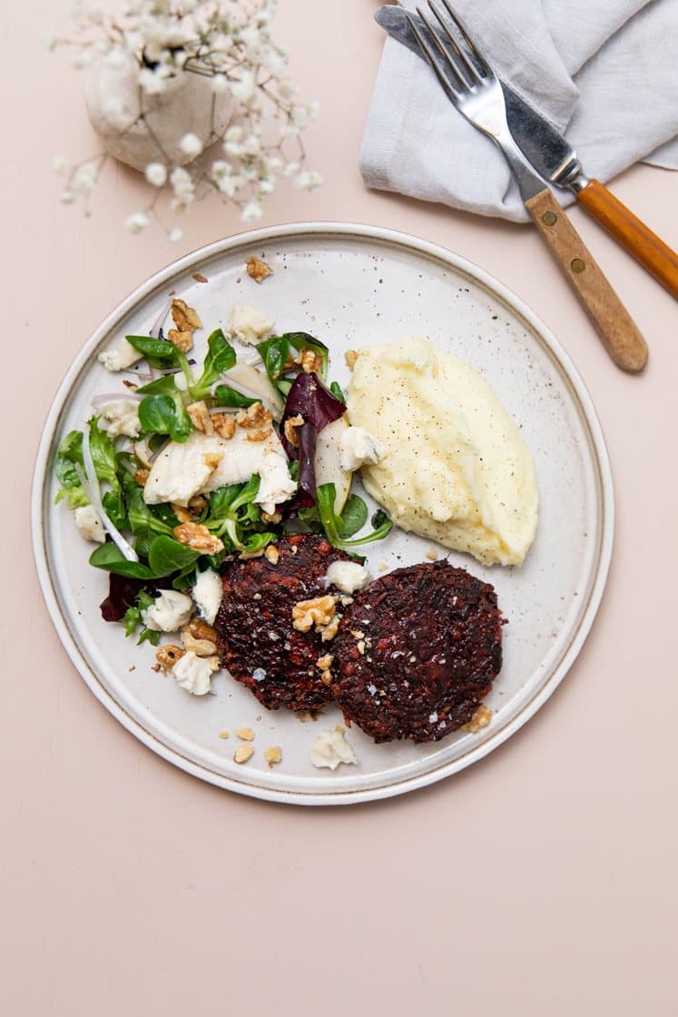Rødbedebøf med kartoffelpure og pæresalat
